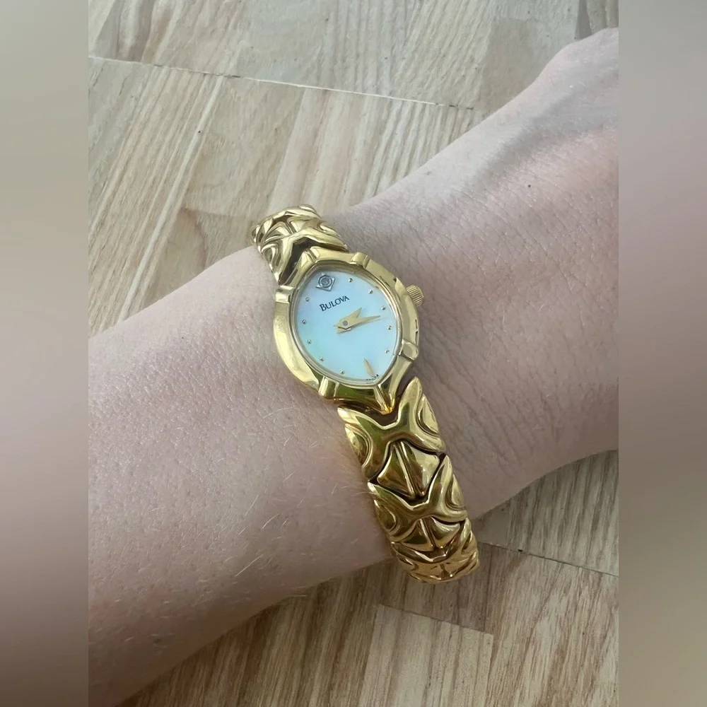 Bulova ladies oval gold tone dress watch NEW BATTERY